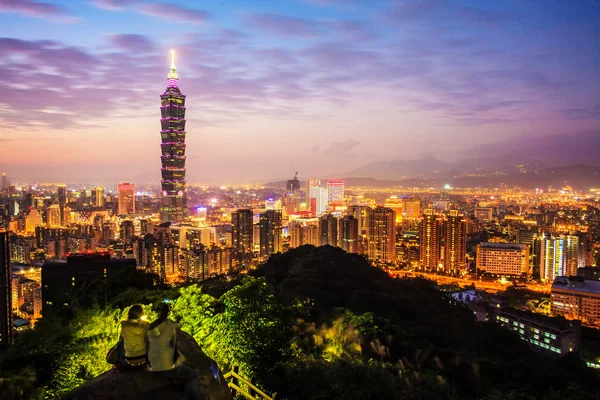 在夕阳与著名的台北 101 大楼的台北的城市天际线 — 图库照片