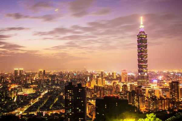 Tajpej panoramę miasta o zachodzie słońca z słynnego wieżowca taipei 101 — Zdjęcie stockowe