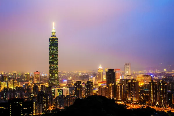 Taipei stadens silhuett i solnedgången med den berömda taipei 101 — Stockfoto