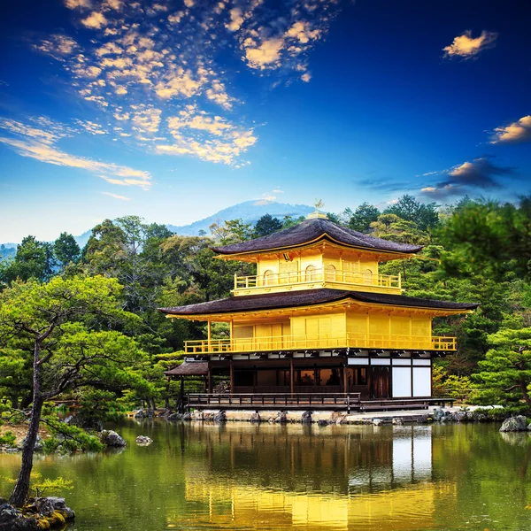 El Pabellón de Oro (Templo Kinkakuji) en Kyoto, Japón — Foto de Stock