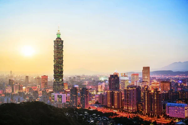 Taipei, Taiwan evening skyline. — Stock Photo, Image