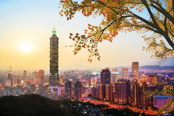 Taipei, taiwan kvällen skyline. — Stockfoto