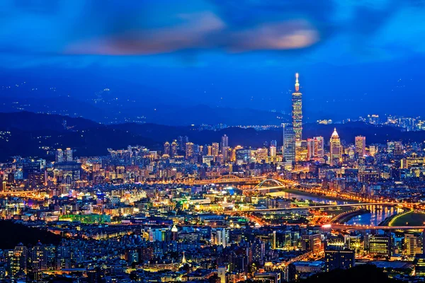 Taipei, Taiwan skyline serale . — Foto Stock