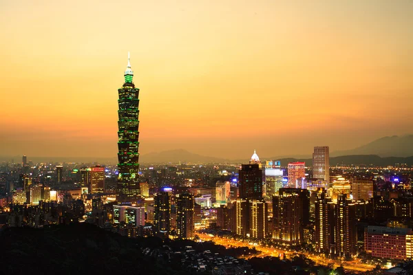 Taipei, taiwan's avonds skyline — Stockfoto