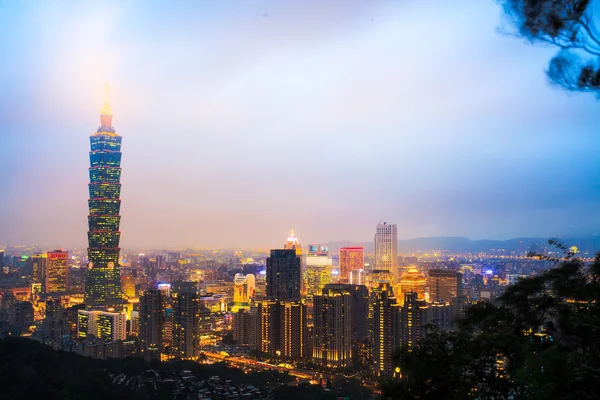 Taipei, taiwan's avonds skyline — Stockfoto