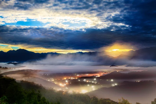 Sonnenaufgang mit schönem Berg — Stockfoto