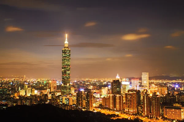 Taipei, taiwan kvällen skyline. — Stockfoto