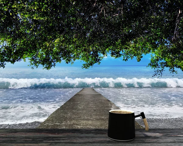 Zelené Listy Stromu Pěkná Pláž Kávou — Stock fotografie