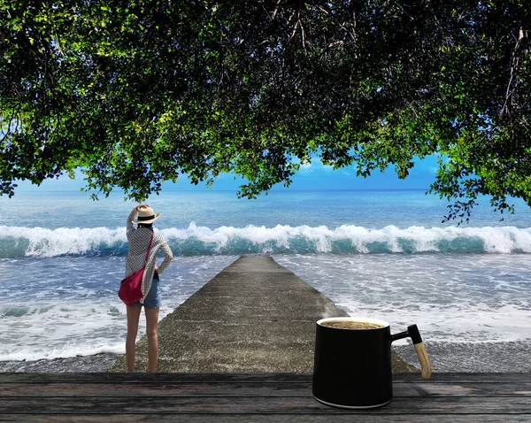 Las Hojas Verdes Del Árbol Bonita Playa Con Café — Foto de Stock