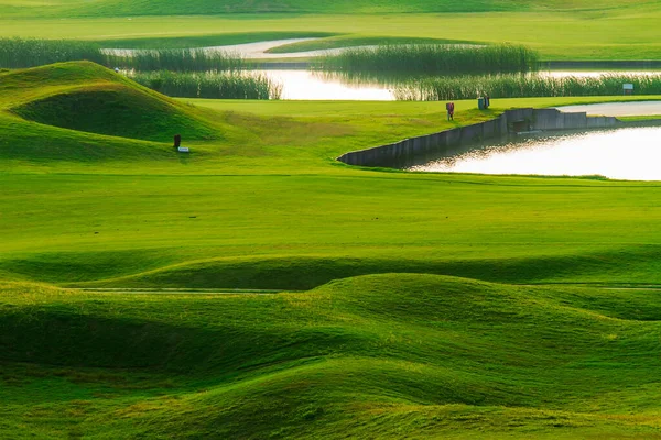 Bela Vista Verde Grama Verde Banqueiro Areia Campo Golfe Com — Fotografia de Stock