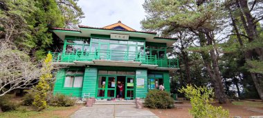 Fu Shou Shan Çiftliği, Tayvan - 17 Kasım 2011: Tayvan 'da yetişen tatlı ve organik erikli ve renkli akçaağaçlı güzel dağ