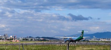 TAIPEI, TAIWAN - 15 Kasım 2021: Taipei, Tayvan 'daki Taipei Songshan Havaalanı' nda uçak vergisi.