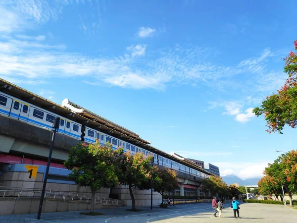 Taipei Taiwan Noviembre Tren Mrt Para Estación Mrt Yuanshan Noviembre — Foto de Stock