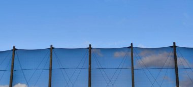 Mavi gökyüzüne karşı ağ. Güzel sirrus bulutları. Spor sahasında güzel sirrus bulutları