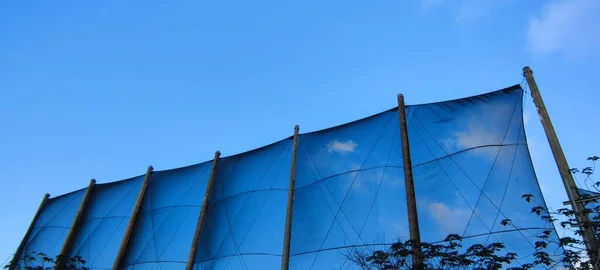 Mavi Gökyüzüne Karşı Güzel Sirrus Bulutları Spor Sahasında Güzel Sirrus — Stok fotoğraf