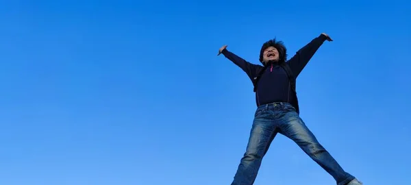 Chica Salto Mujer Hermosa Joven Posando Contra Cielo Azul Tiempo — Foto de Stock