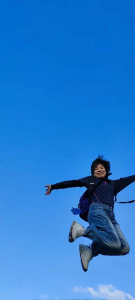 Ragazza Salto Giovane Bella Donna Posa Contro Cielo Blu Luminoso — Foto Stock