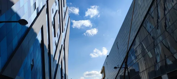 天空的反光与现代商业建筑 — 图库照片