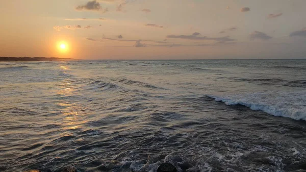 海の夕日 海の風景 海の水の表面の日没の夏の光によって点灯 ストックフォト