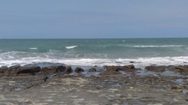 Laomei Yeşil Taş Çukuru, Kuzey Sahili 'nin Shimen Bölgesi' nde her Nisan ve Mayıs ayında bulunur.