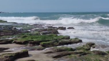 Laomei Yeşil Taş Çukuru, Kuzey Sahili 'nin Shimen Bölgesi' nde her Nisan ve Mayıs ayında bulunur.