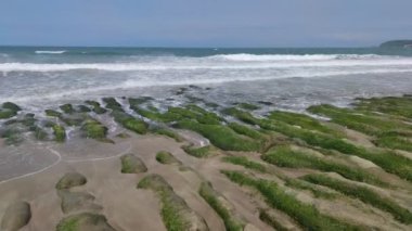 Laomei Yeşil Taş Çukuru, Kuzey Sahili 'nin Shimen Bölgesi' nde her Nisan ve Mayıs ayında bulunur.
