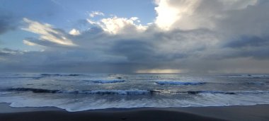 Duli Sahili (gökyüzü ülkesi), Taitung, Tayvan 'ın güzel sahil şeridinin tadını çıkarır.