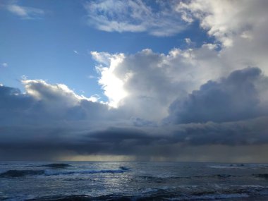 Duli Sahili (gökyüzü ülkesi), Taitung, Tayvan 'ın güzel sahil şeridinin tadını çıkarır.