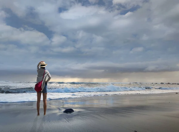 Retrato Una Chica Parada Sola Una Hermosa Playa Mirando Mar — Foto de Stock