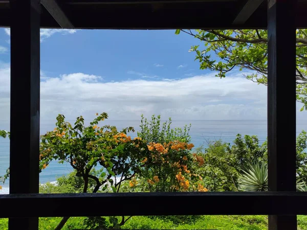 Jinzun, Donghe Township, Taitung County, Taitung, Tayvan 'ın güzel sahil şeridine bakıyor.