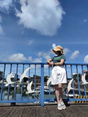 Gongliao Balıkçılık Limanı, New Taipei Şehri - 27 Temmuz 2022: Gongliao İlçesi ve Miri Longdong Körfezi 'nde yer alan, dağlarla çevrili ve sadece kuzeydoğuda denize bakan Tayvan' ın New Taipei şehrinde doğal olarak küçük bir körfez oluşturmak için.