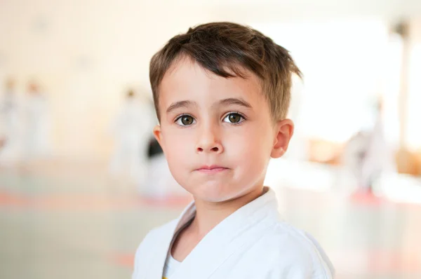 Portrét chlapce karate školení ve sportovní hale — Stock fotografie