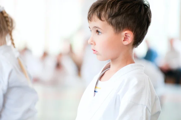 Karate children training in sport hall Stockfoto