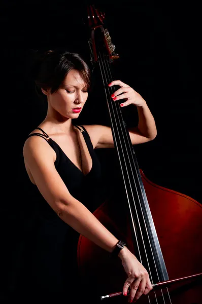 Frau spielt klassischen Kontrabass mit Bogen — Stockfoto