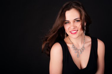 güzel bir genç kadın kolye ile gece elbisesi içinde