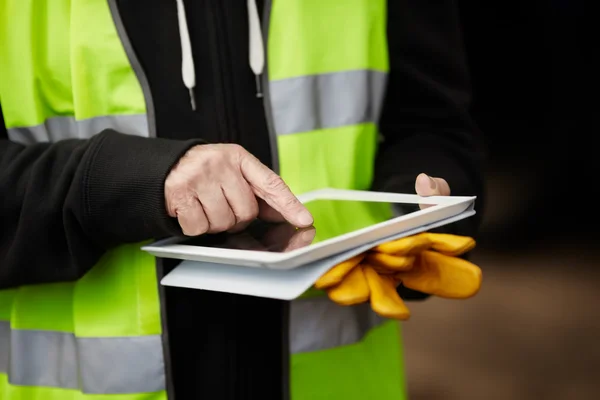 Trabajador de la construcción usando tableta digital Imágenes De Stock Sin Royalties Gratis