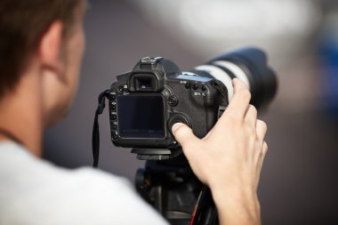 fotoğrafçı telefoto lens ile