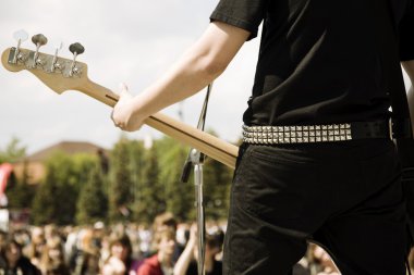 gitar çalmak