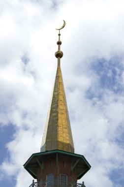 üstünde belgili tanımlık tepe (odak noktasında Hilal Hilal Camii)