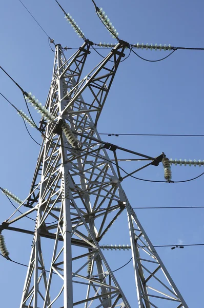 Linea ad alta tensione sullo sfondo del cielo — Foto Stock