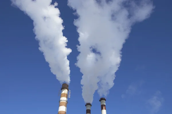 Tubos industriales con humo — Foto de Stock