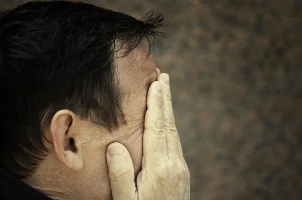 Mann mit geschlossenem Gesicht — Stockfoto