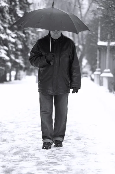 WInter Mann mit Regenschirm — Stockfoto