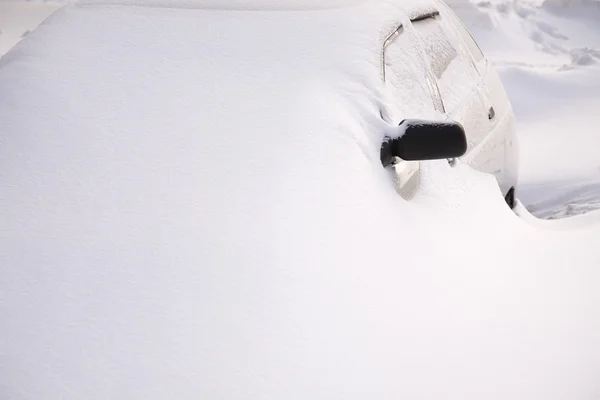 Auto na sneeuwval — Stockfoto