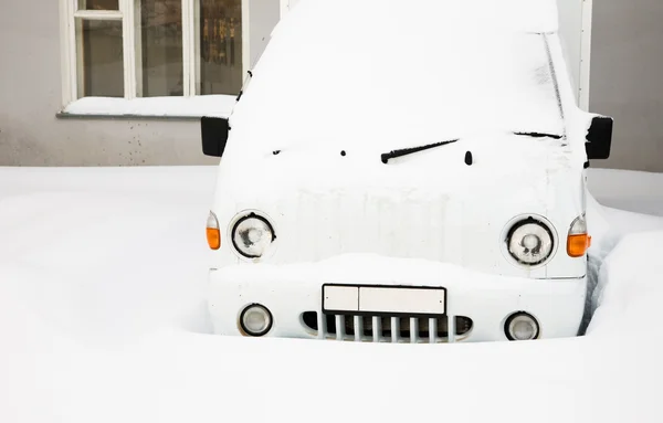 Auto po sněžení — Stock fotografie