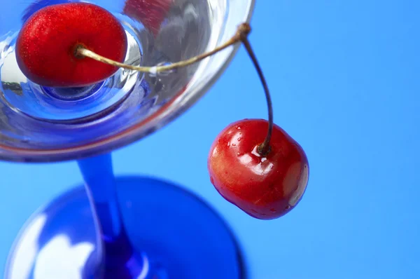 Cocktail og søde kirsebær - Stock-foto