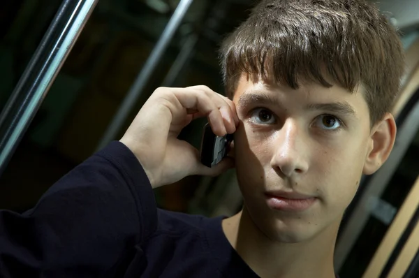 Adolescente com celular no metrô — Fotografia de Stock