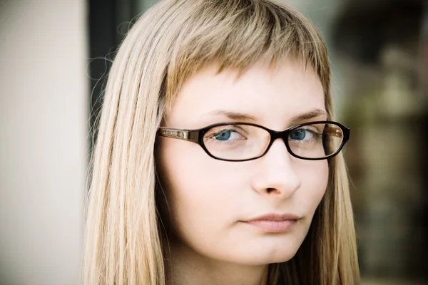 Fiatal nő szemüveggel — Stock Fotó