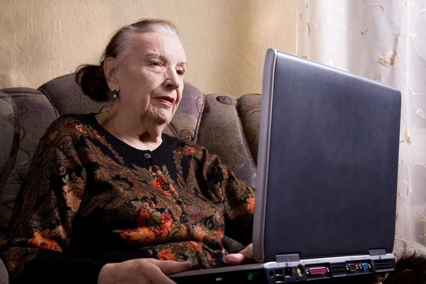 Mormor med laptop — Stockfoto