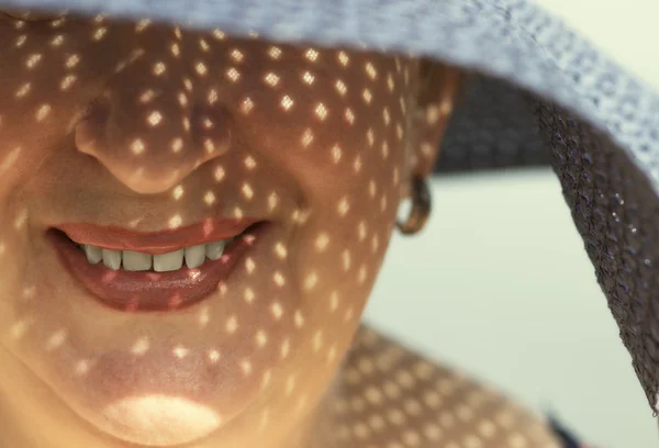 Mulher feliz com aba larga — Fotografia de Stock